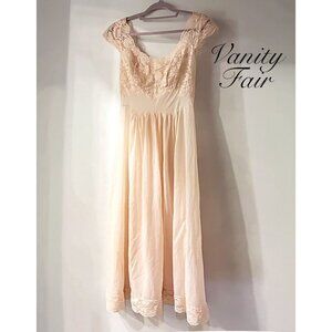 Vintage 1950s romantic Vanity Fair blush pink nightgown with lace bodice, S/M
